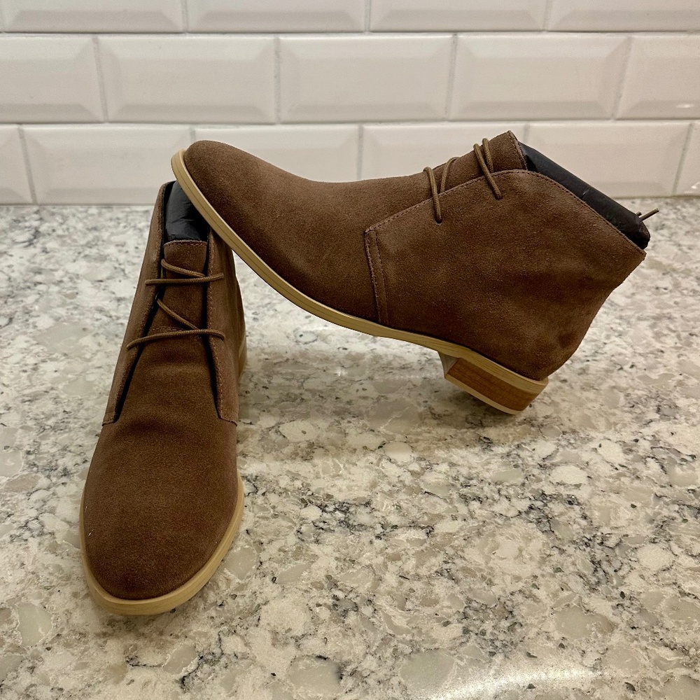 NEW IONA CALLED TO SURF Suede Taupe brown Women's narrow CHUKKA BOOTS 9.5 N